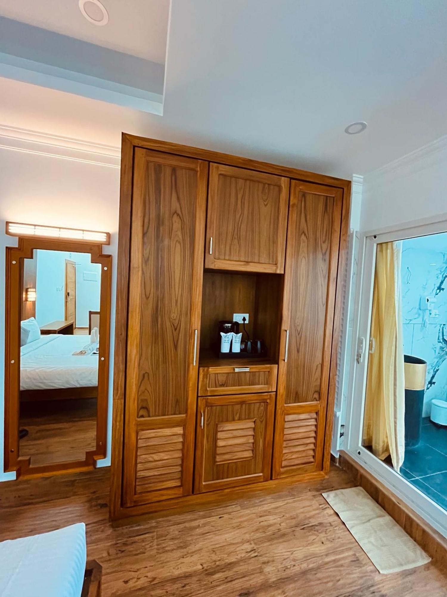Hotel White House, 무나르 외부 사진